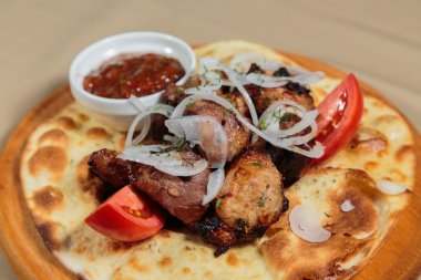 Sebzeli pide üzerinde iştah açıcı kavrulmuş et