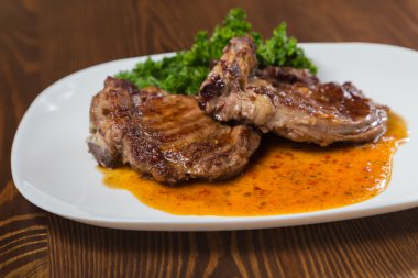 Lezzetli pişmiş et sebze ve sos ile