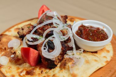 Sebzeli pide üzerinde iştah açıcı kavrulmuş et