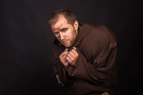 A színész egy sötét háttér előtt koldus képében — Stock Fotó
