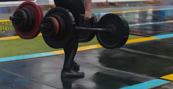 Atletas profesionales realizando ejercicios de fuerza —  Fotos de Stock