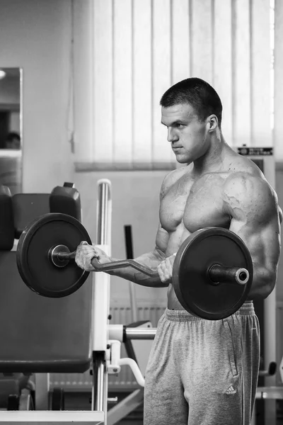 Entrenamiento de fuerza atleta profesional en el gimnasio — Foto de Stock