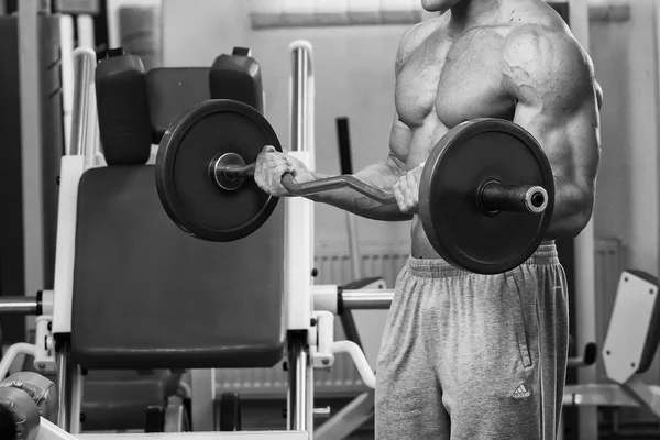 Entrenamiento de fuerza atleta profesional en el gimnasio —  Fotos de Stock