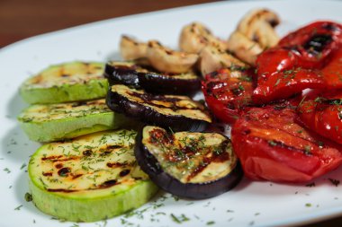 Lezzetli ızgara sebze soslu beyaz plaka üzerinde