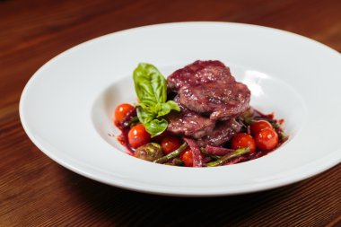 Lezzetli pişmiş et sebze ve sos ile