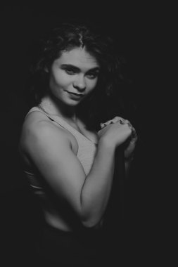 Karanlık bir arka plan üzerinde güzel spor kız