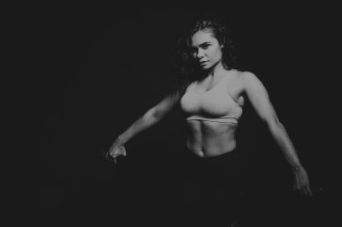 Karanlık bir arka plan üzerinde güzel spor kız