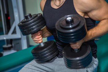 Gücü eğitim profesyonel sporcu spor salonunda