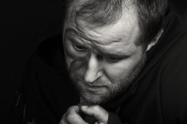 Karanlık bir arka plan üzerinde bir dilenci kılığında aktör