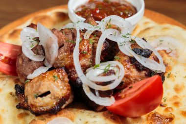 Sebzeli pide üzerinde iştah açıcı kavrulmuş et