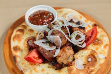 Sebzeli pide üzerinde iştah açıcı kavrulmuş et