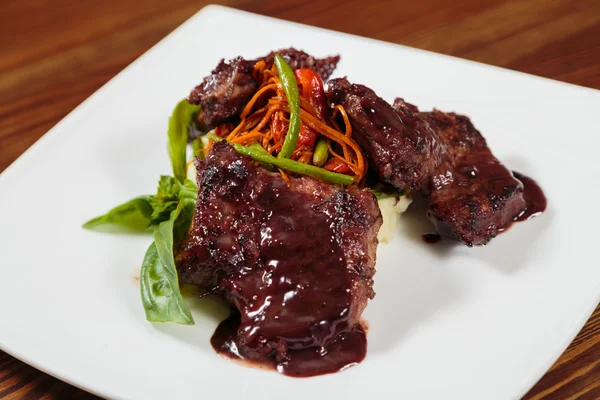 Lezzetli pişmiş et sebze ve sos ile