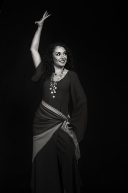 Karanlık bir arka plan üzerinde bir çingene şeklinde güzel esmer