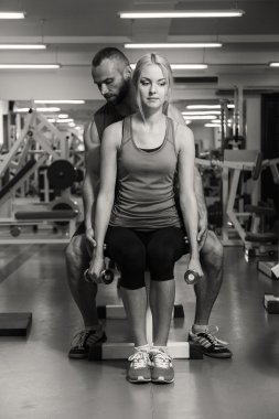 Müşterek eğitim salonunda genç Çift