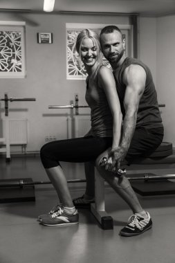 Müşterek eğitim salonunda genç Çift