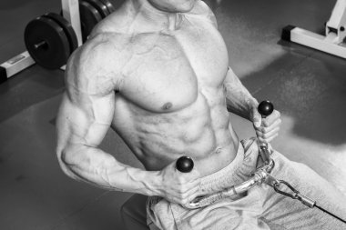 Gücü eğitim profesyonel sporcu spor salonunda