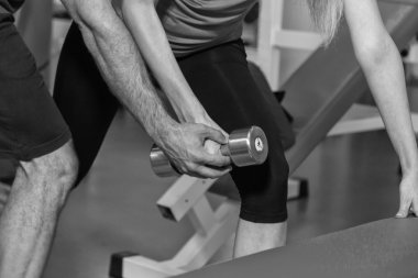 Müşterek eğitim salonunda genç Çift