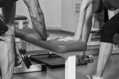 Müşterek eğitim salonunda genç Çift