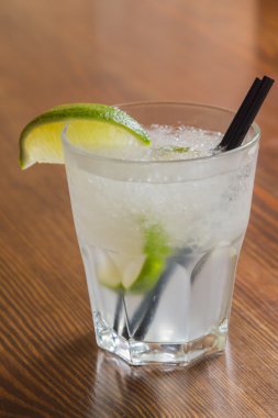 Lezzetli alkol buz ve nane ile kokteyl