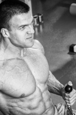 Gücü eğitim profesyonel sporcu spor salonunda