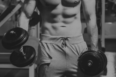 Gücü eğitim profesyonel sporcu spor salonunda