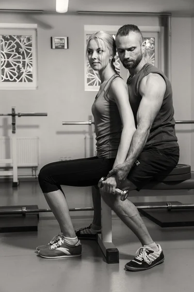 Mladý pár v tělocvičně na společný výcvik — Stock fotografie