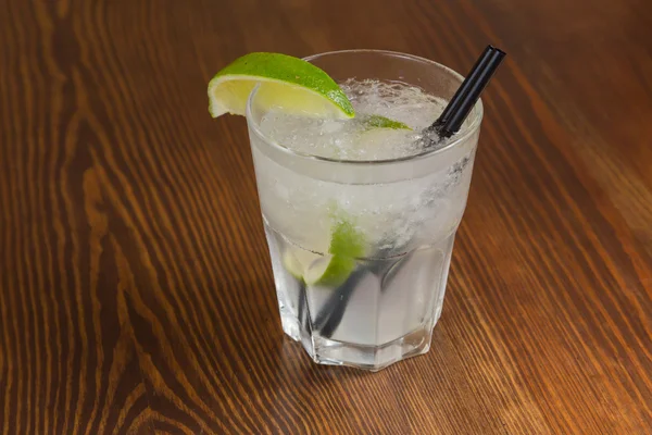 Savoureux cocktail d'alcool avec glace et menthe — Photo