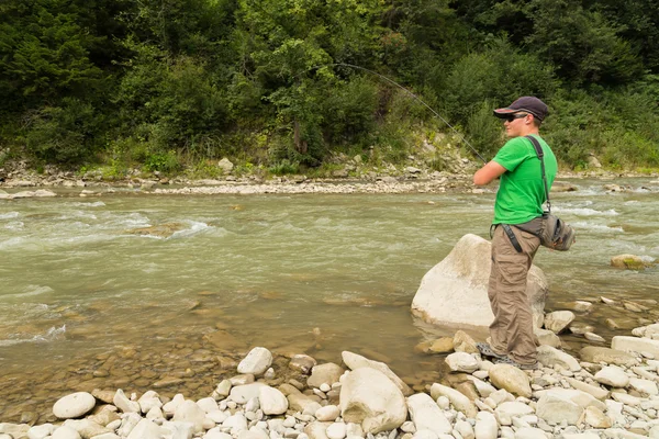 Pesca en el río de montaña en verano — Foto de Stock