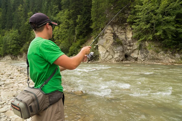 Pesca en el río de montaña en verano — Foto de Stock