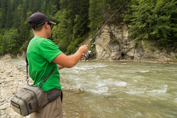 Pesca no rio da montanha no verão — Fotografia de Stock