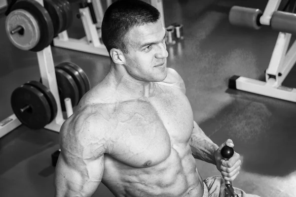 Entrenamiento de fuerza atleta profesional en el gimnasio — Foto de Stock