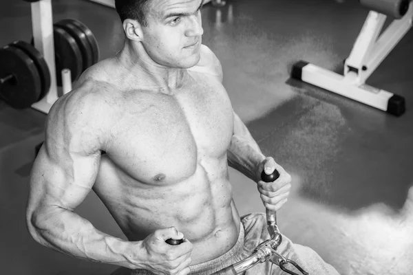 Entrenamiento de fuerza atleta profesional en el gimnasio — Foto de Stock