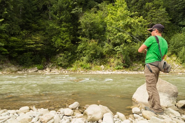 Pesca nel fiume di montagna in estate — Foto Stock