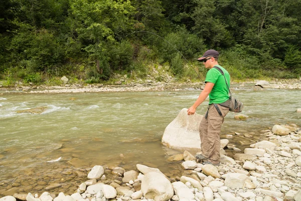 Pesca nel fiume di montagna in estate — Foto Stock