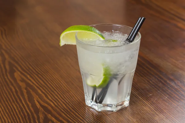 Savoureux cocktail d'alcool avec glace et menthe — Photo
