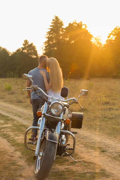 필드도로 오토바이 중간에 아름 다운 여자와 함께 근육 질의 남자 — 스톡 사진