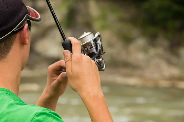 Pesca en el río de montaña en verano — Foto de Stock