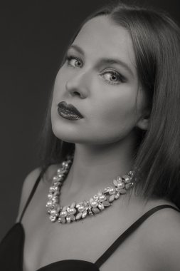 Koyu elbiseli güzel esmer