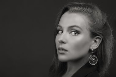 Koyu elbiseli güzel esmer