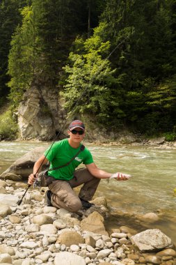 Yaz aylarında dağ nehir balıkçılık