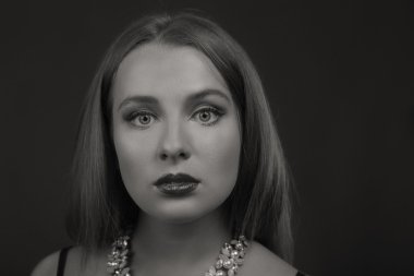 Koyu elbiseli güzel esmer