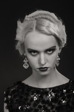 Karanlık bir arka plan üzerinde vintage elbiseli güzel sarışın