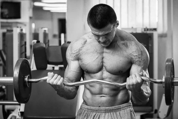 Allenamento di forza atleta professionista in palestra — Foto Stock