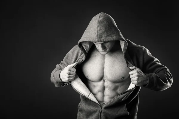 Muskulöser Mann in Sportjacke vor dunklem Hintergrund — Stockfoto