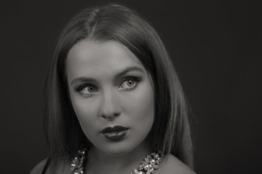 Koyu elbiseli güzel esmer