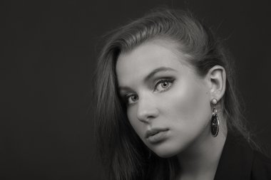 Koyu elbiseli güzel esmer