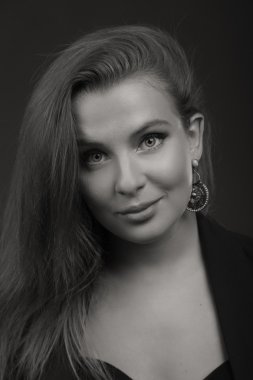 Koyu elbiseli güzel esmer