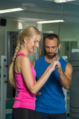 Müşterek eğitim salonunda genç Çift