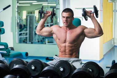 Gücü eğitim profesyonel sporcu spor salonunda