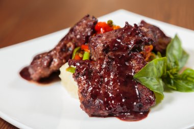 Lezzetli pişmiş et sebze ve sos ile